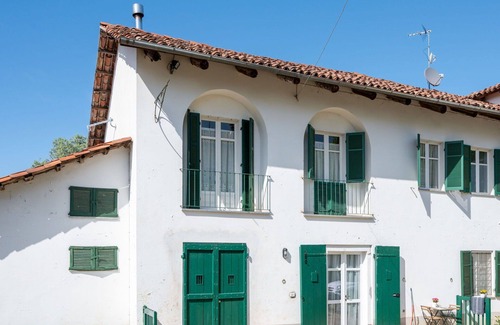 San Damiano dʼAsti Villa | Stunning villa for 5 guests with WIFI, pool, TV, patio, pets allowed and panoramic view
