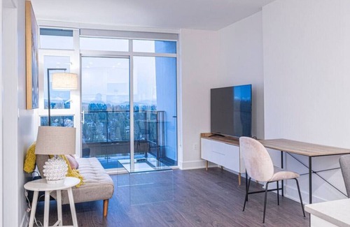 Coquitlam Apartment | Stunning View 1BR+1BA Condo/Pool