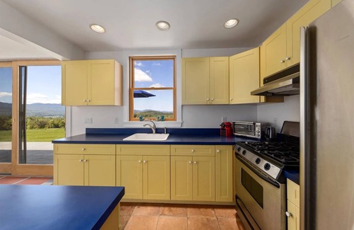 Troy House | Stunning Views 20 Mins to Jay Peak Cozy 2 BR With WiFi