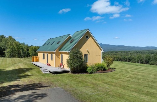Troy House | Stunning Views 20 Mins to Jay Peak Cozy 2 BR With WiFi