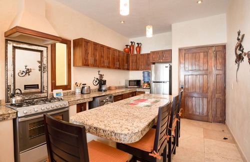 Almacen Condo | Stunning Views! Amazing Breezes! 5-10 minutes from town!
