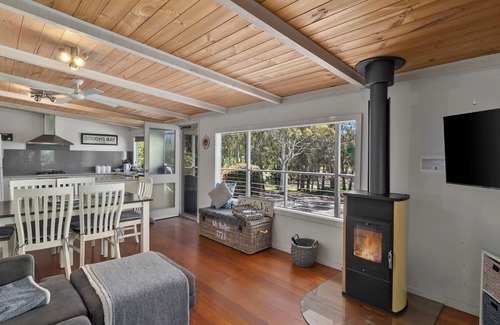 Lake Eildon House | Stunning Views at Goughs Bay – Boating, Skiing, Trails & Wineries await!