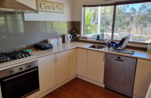 Lake Eildon House | Stunning Views at Goughs Bay – Boating, Skiing, Trails & Wineries await!