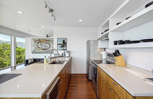 White Salmon House | Stunning views from our modern guest house of Mt Hood, the Gorge, and Hood River