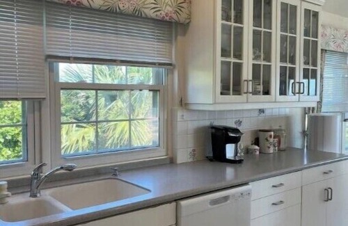 Pembroke House | Stunning views, large pool, close to Hamiltonn