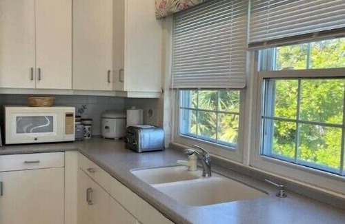 Pembroke House | Stunning views, large pool, close to Hamiltonn