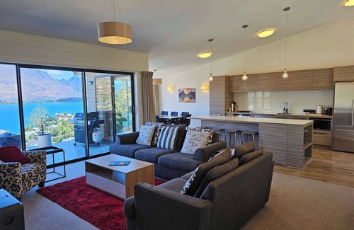 Frankton House | Stunning Views - Queenstown Townhouse