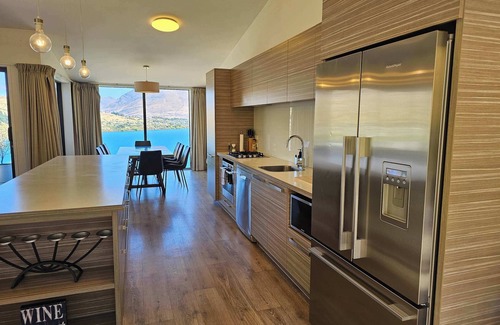 Frankton House | Stunning Views - Queenstown Townhouse