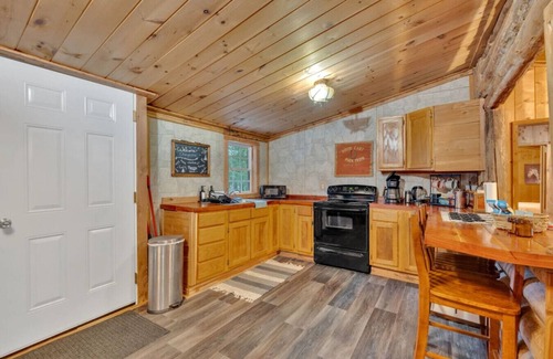 Jamestown Cabin | Stunning Views with Private Hot Tub