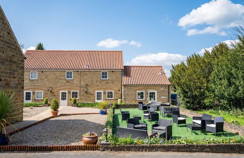 Thirsk House | Stunning villa for 4 people with pool, WIFI, hot tub, terrace and parking