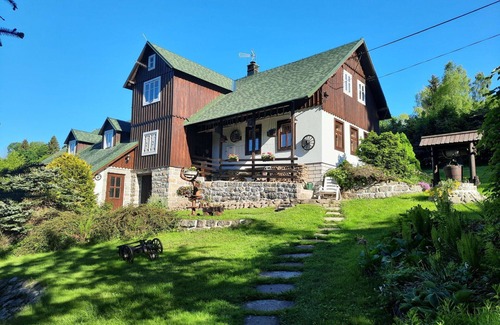 Korenov Villa | Stunning villa for 10 people with hot tub, WIFI, TV and parking