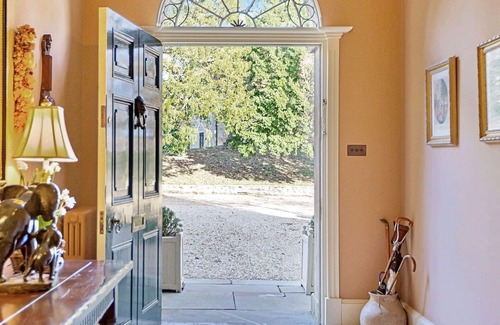 Tormarton House | Stunning villa for 16 people with pool, WIFI and parking