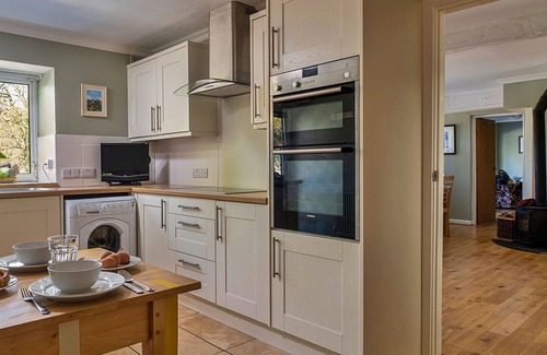 Dolgellau House | Stunning villa for 12 guests with WIFI, hot tub, terrace and parking