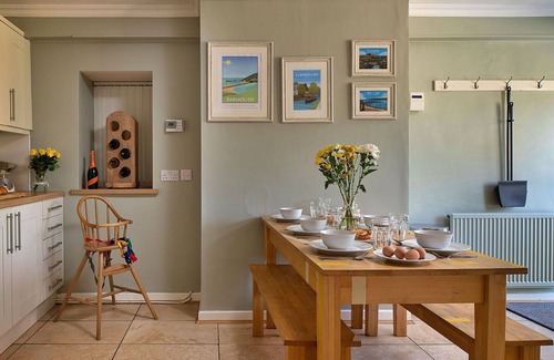Dolgellau House | Stunning villa for 12 guests with WIFI, hot tub, terrace and parking