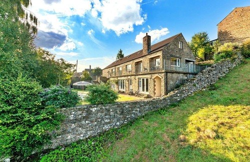Hawes House | Stunning villa for 16 people with WIFI, terrace, pets allowed and parking