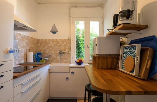 Cleder House | Stunning villa for 2 guests with TV, patio and parking