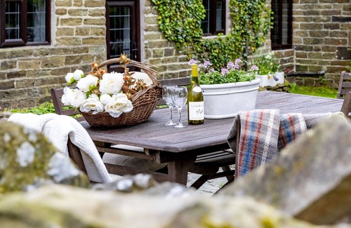 Bury House | Stunning villa for 2 guests with WIFI, TV, pets allowed and parking