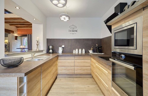 Surville House | Stunning villa for 4 people with WIFI, hot tub, TV, terrace, pets allowed and parking