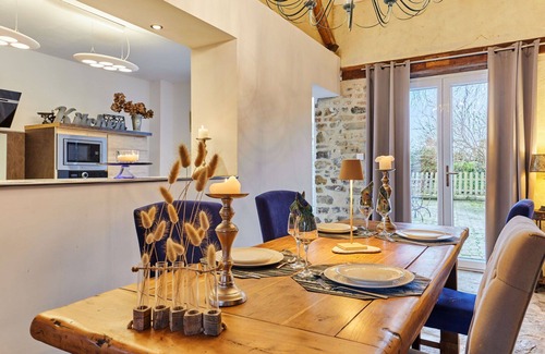 Surville House | Stunning villa for 4 people with WIFI, hot tub, TV, terrace, pets allowed and parking
