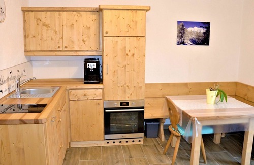 Leithen Villa | Stunning villa for 4 guests with WIFI, TV, balcony and parking