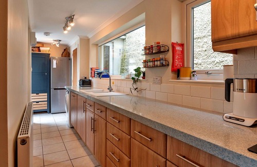 Truro House | Stunning villa for 5 guests with hot tub, WIFI, TV, terrace and pets allowed