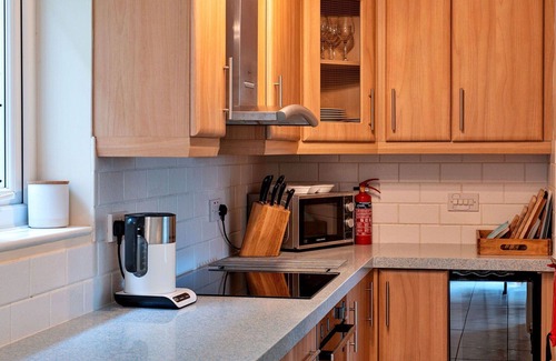 Truro House | Stunning villa for 5 guests with hot tub, WIFI, TV, terrace and pets allowed