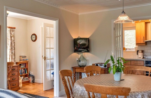 Truro House | Stunning villa for 5 guests with hot tub, WIFI, TV, terrace and pets allowed