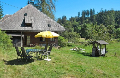 Hinterzarten Villa | Stunning villa for 6 guests with WIFI, TV, patio and parking