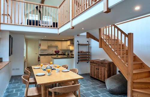 Portloe House | Stunning villa for 6 guests with WIFI, terrace, pets allowed and parking