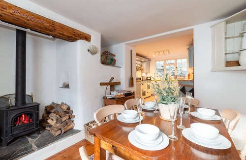 Portloe House | Stunning villa for 6 people with WIFI, TV, patio, pets allowed and parking
