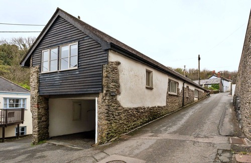 Portloe House | Stunning villa for 6 people with WIFI, terrace, pets allowed and parking