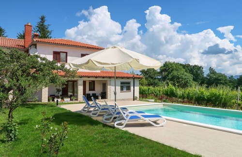 Becici House | Stunning villa for 6 people with private pool, WIFI, A/C, TV, terrace, pets allowed and parking
