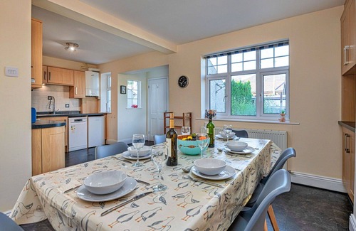 Abersoch House | Stunning villa for 7 people with WIFI, pets allowed and parking