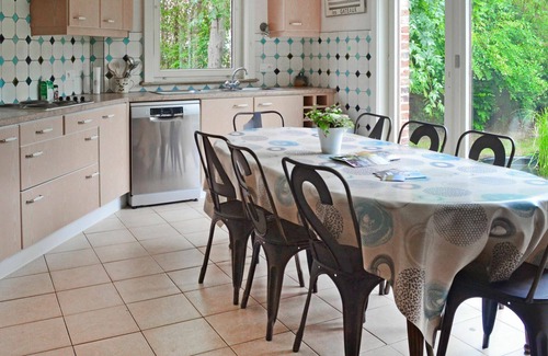 Le Bizet House | Stunning villa for 8 guests with TV, terrace, pets allowed and parking