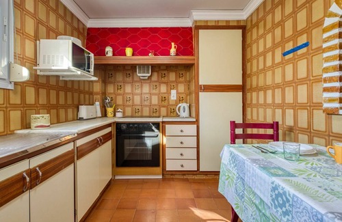 Les Deveses House | Stunning villa for 8 guests with WIFI, TV, patio, pets allowed and parking