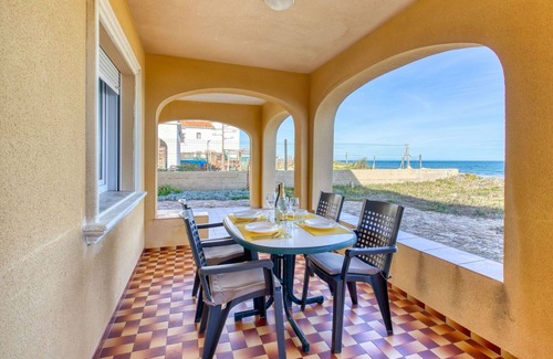 Les Deveses House | Stunning villa for 8 guests with WIFI, TV, patio, pets allowed and parking