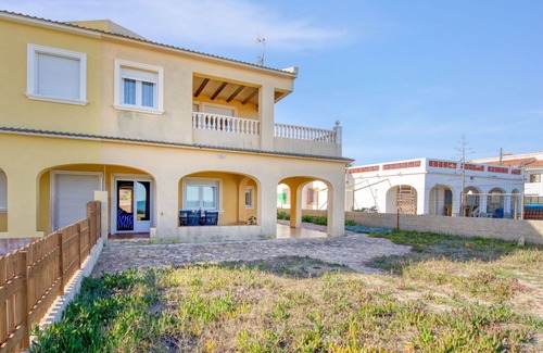 Les Deveses House | Stunning villa for 8 guests with WIFI, TV, patio, pets allowed and parking