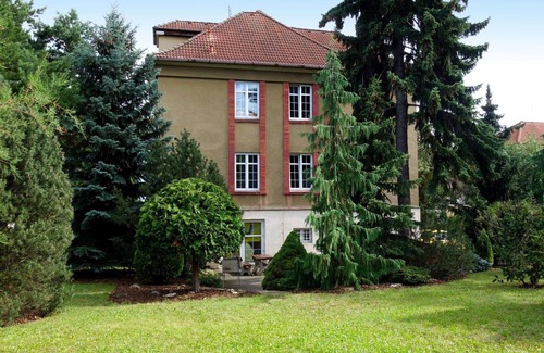 Prague 10 Villa | Stunning villa for 8 people with hot tub, WIFI, TV, pets allowed and parking
