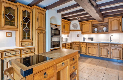 Bridgnorth House | Stunning villa for 8 guests with hot tub, WIFI, terrace, pets allowed and parking