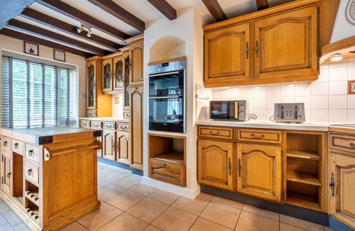 Bridgnorth House | Stunning villa for 8 guests with hot tub, WIFI, terrace, pets allowed and parking