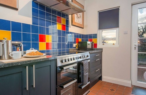 Carmarthen House | Stunning villa for 19 guests with hot tub, private pool, WIFI, pets allowed and parking