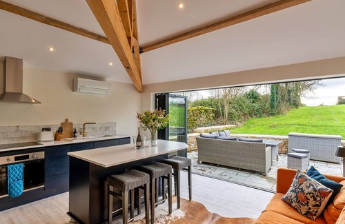 Hawling House | Stunning villa for 6 people with hot tub, WIFI and terrace