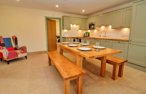 Little Rissington House | Stunning villa for 6 people with WIFI, hot tub and pets allowed