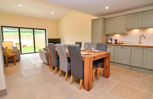 Little Rissington House | Stunning villa for 6 people with hot tub, WIFI, pets allowed and parking