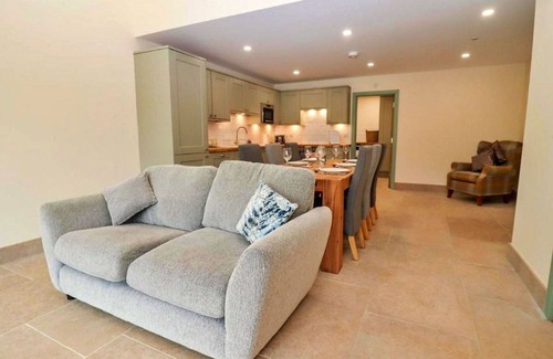 Little Rissington House | Stunning villa for 6 people with hot tub, WIFI, pets allowed and parking