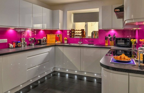 Cwmtirmynach House | Stunning villa for 8 people with WIFI, TV, pets allowed and parking