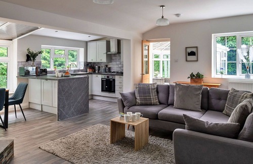 Rowen House | Stunning villa for 5 guests with WIFI, pets allowed and parking