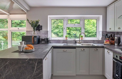 Rowen House | Stunning villa for 5 guests with WIFI, pets allowed and parking