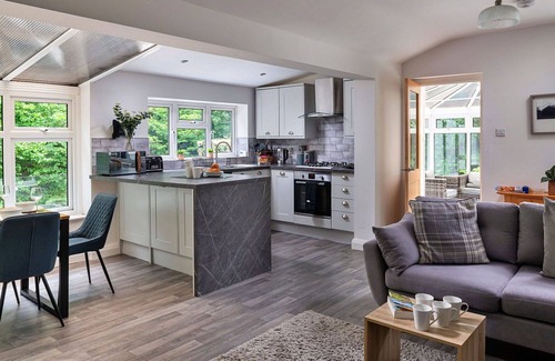 Rowen House | Stunning villa for 5 guests with WIFI, pets allowed and parking
