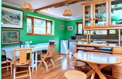 Llanidloes House | Stunning villa for 6 guests with WIFI, terrace and parking